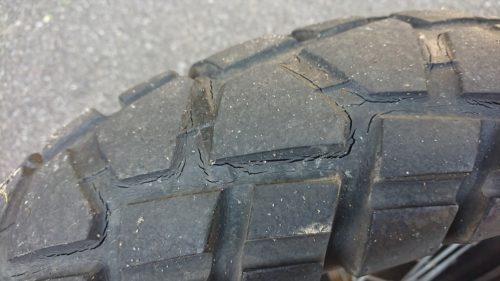 バイクのタイヤのひび割れ